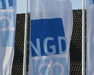 Flagge NGD-Gruppe vor dem Bonhoeffer-Haus in Rendsburg